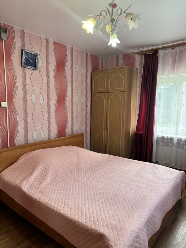 Дом №2, комната №2 — кровать, комод и окно