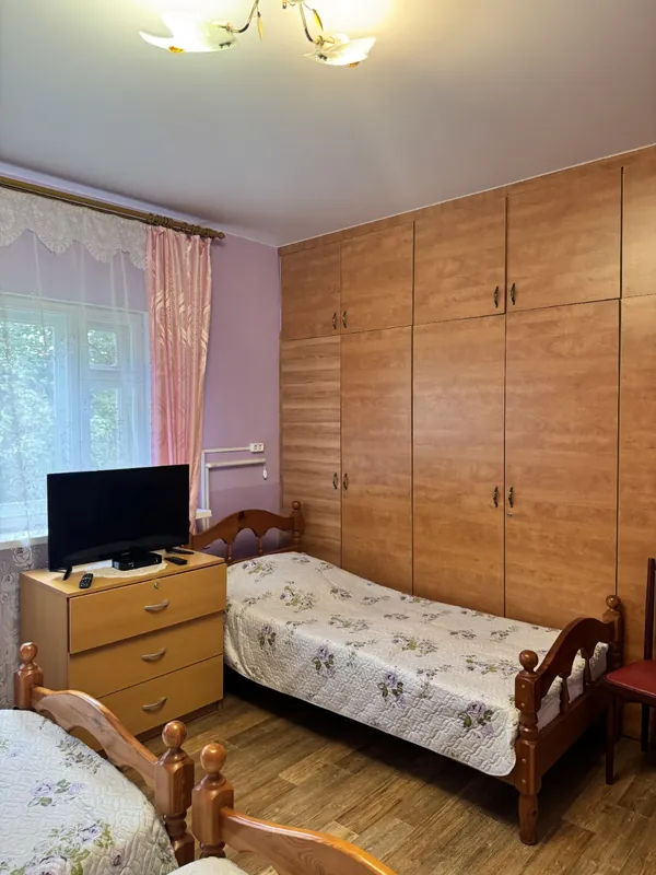 Дом №2, комната №3 — шкаф, телевизор и спальное место