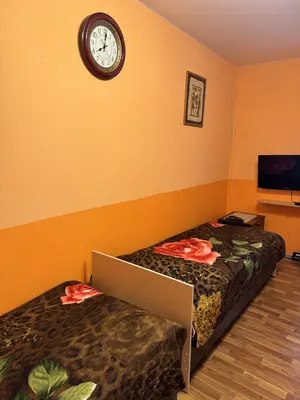 Комната 4 — две односпальные кровати и зона отдыха