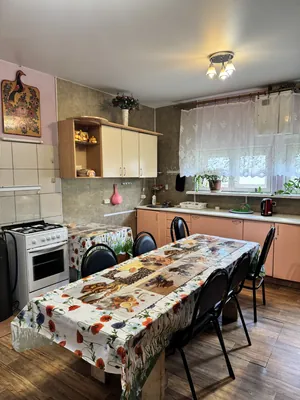 Кухня квартиры 1 — плита, холодильник, микроволновка, посуда